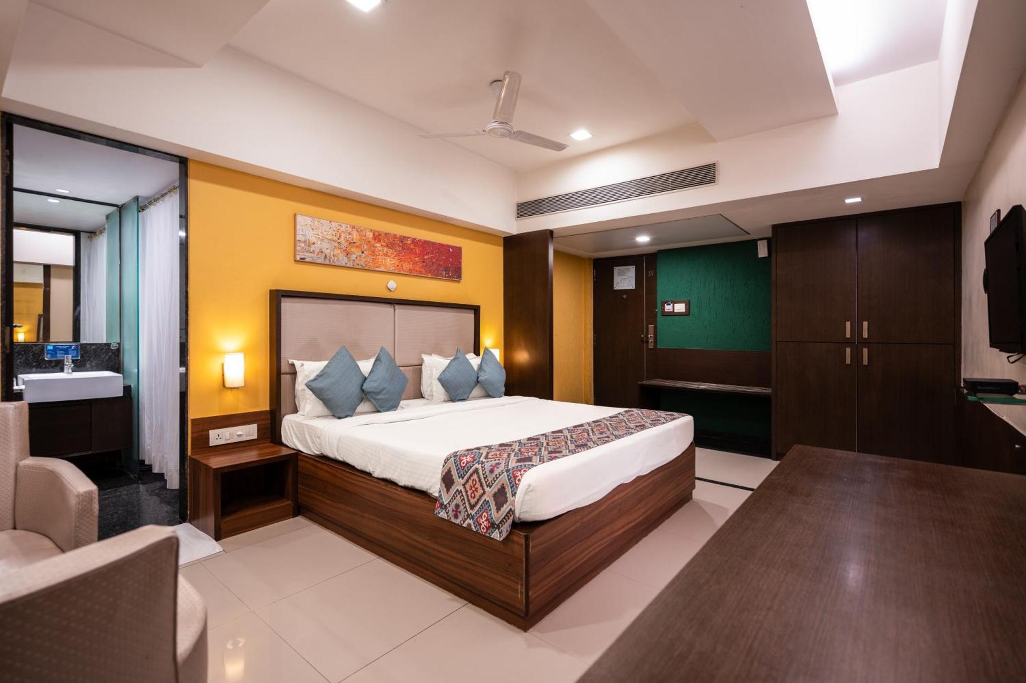 Gcc Hotel And Club Mira-Bhayandar Esterno foto