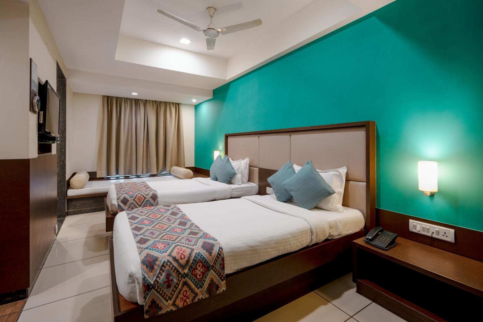 Gcc Hotel And Club Mira-Bhayandar Esterno foto