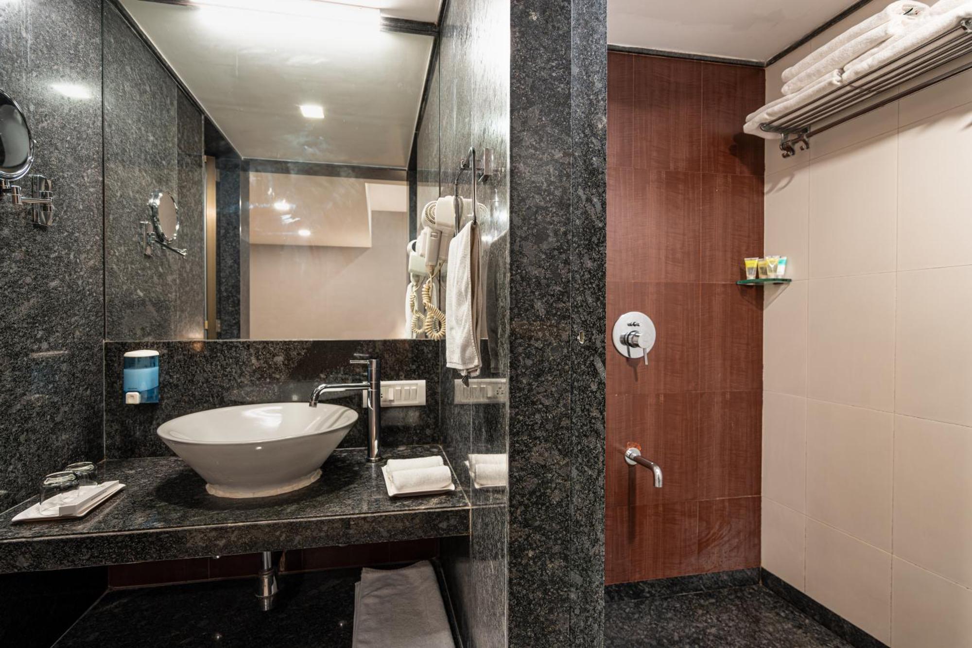 Gcc Hotel And Club Mira-Bhayandar Esterno foto